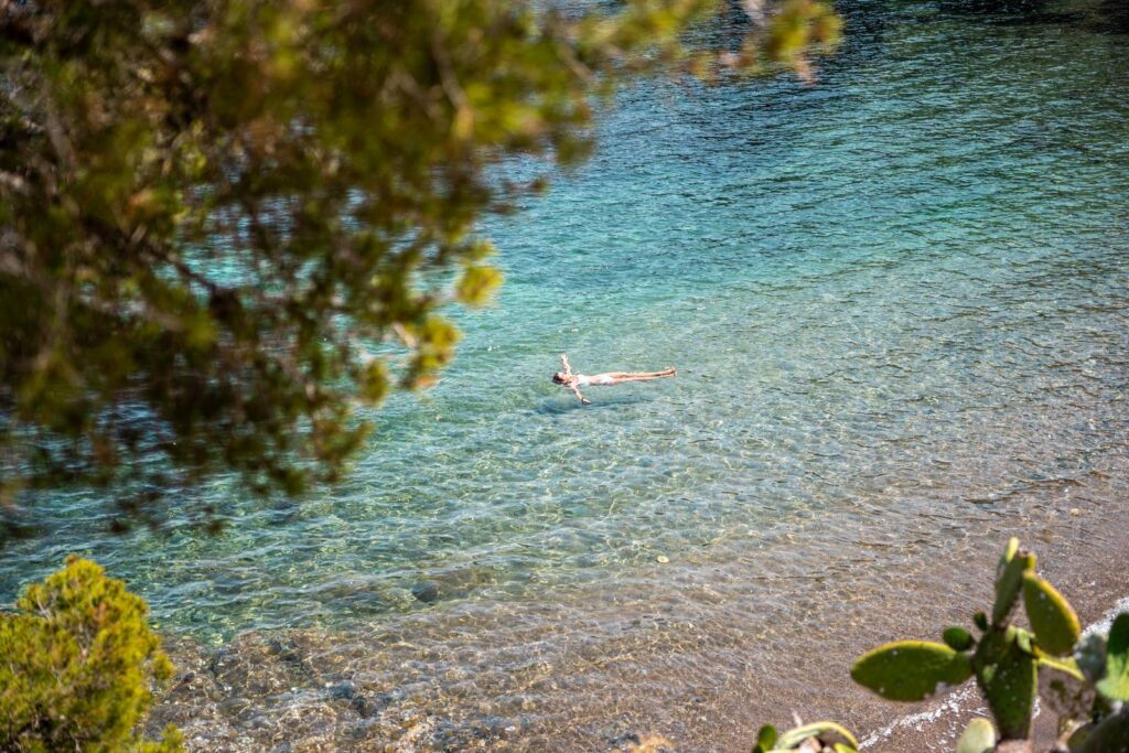Persona entra in mare al mattino