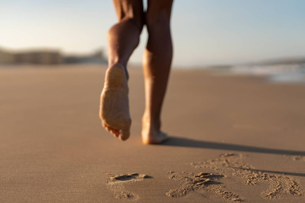 Piedi nudi sulla sabbia bagnata