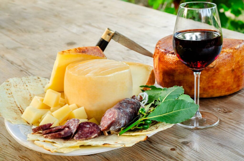 Bicchiere di Cannonau con grappolo