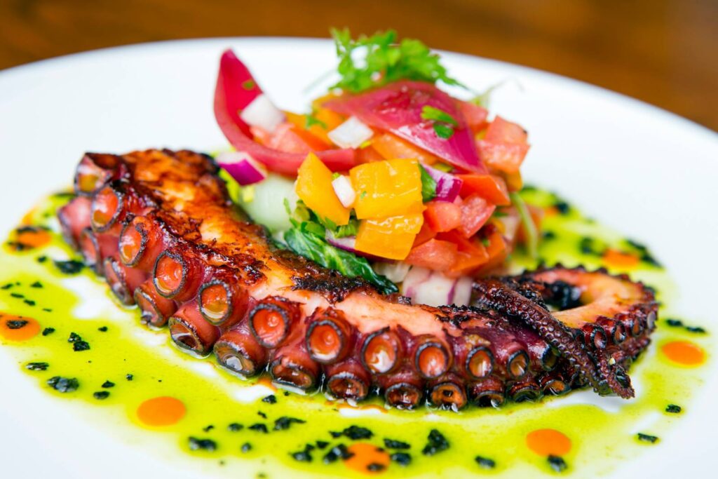 Tavola imbandita con piatti mediterranei