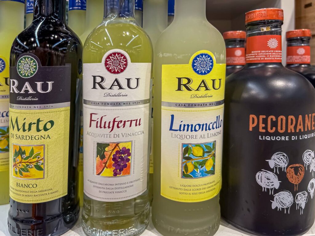 Bottiglie di distillati artigianali sardi