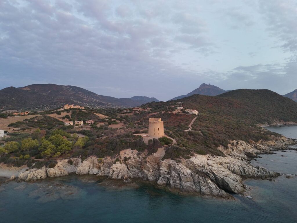 Torre costiera al tramonto