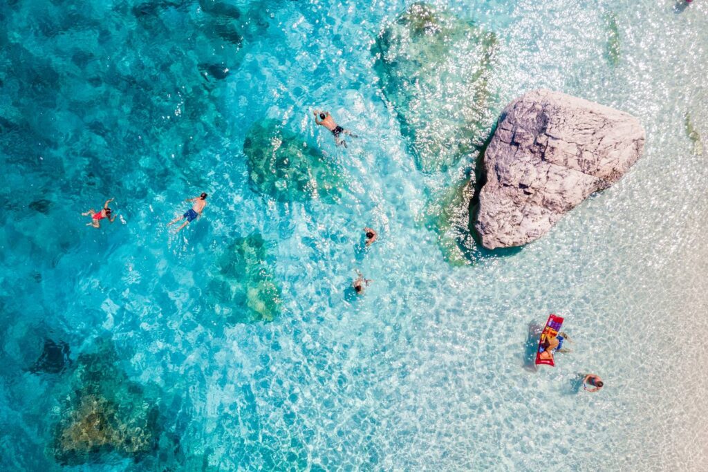 Nuotatore in mare calmo