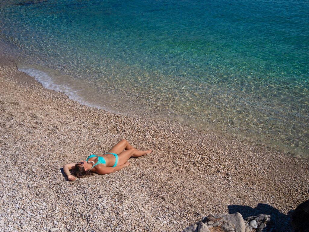 Sole e ombra su amaca in spiaggia