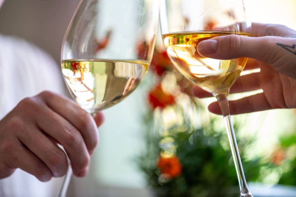 Calice di Vermentino sulla terrazza