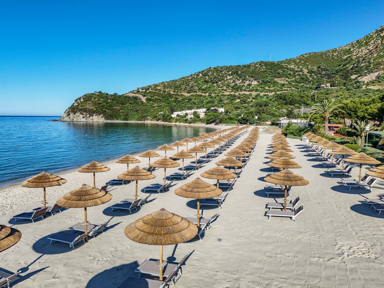 Luftaufnahme von Resort und Strand – Cormoran Resort Villasimius