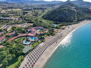 Vista aerea del resort e della spiaggia – Cormoran Resort Villasimius