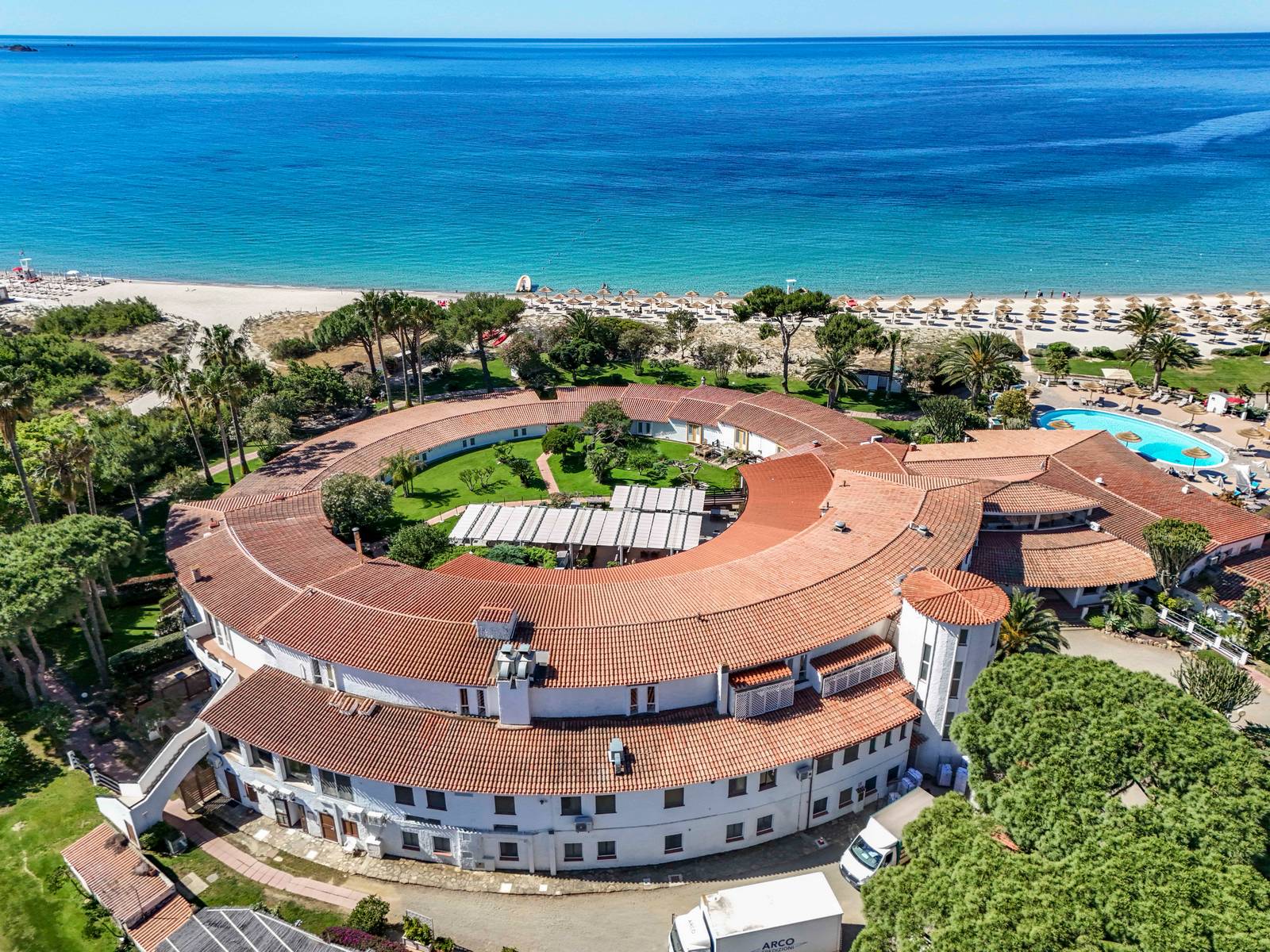 Foto aerea del Cormoran Resort e del mare di Villasimius