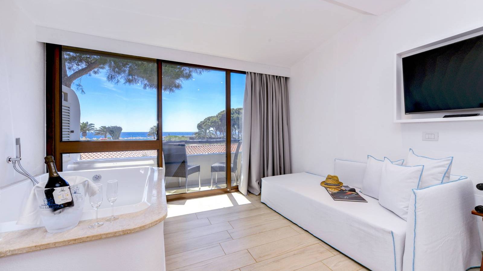 Chambre Deluxe Family vue mer – Cormoran Resort Villasimius