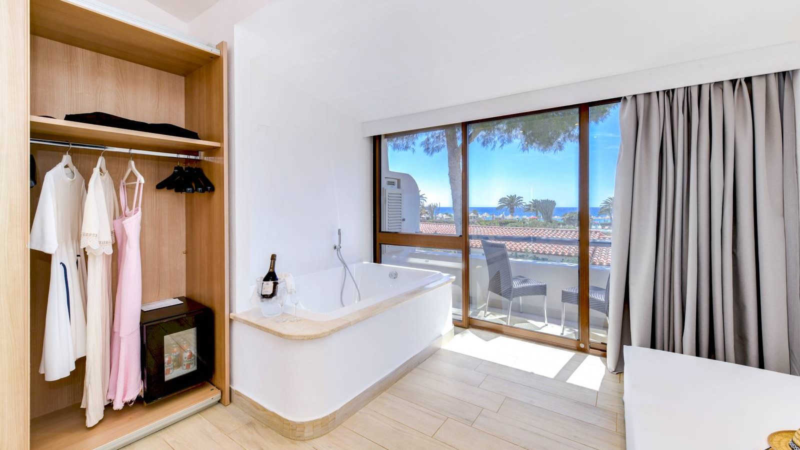 Chambre Deluxe Family vue mer – Cormoran Resort Villasimius